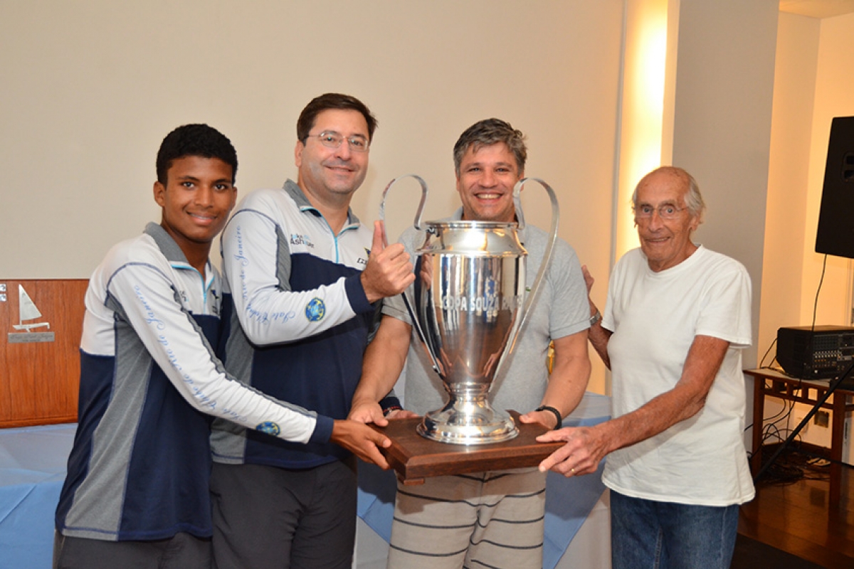 Regata Souza Ramos estreia com mais de 30 velejadores na raia